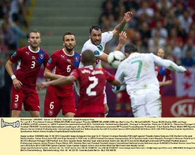 Tor zum 0-1: Torschütze Cristiano RONALDO (POR) köpft gegen Theodor GEBRE SELASSIE (CZE) den Ball in das Tor. Michal KADLEC, Tomas SIVOK (beide CZE) und Hugo ALMEIDA (vl POR) schauen zu. UEFA Fussball Europameisterschaft 2012, Viertelfinale: Tschechische Republik - Portugal in Warschau, Polen am 21.06.2012,