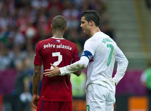 Theodor GEBRE SELASSIE (CZE) und Cristiano RONALDO (POR) UEFA Fussball Europameisterschaft 2012, Viertelfinale: Tschechische Republik - Portugal in Warschau, Polen am 21.06.2012,