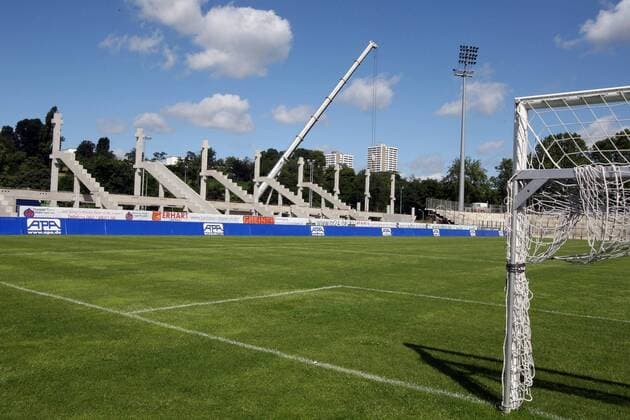 Fußball, Stadiongeschichte FSV Frankfurt Das wird das neue Volksbank Stadion, die ersten Stützen stehen, Fortschritte am Bau der FSV Haupttribüne, Training FSV Frankfurt, 22.06.2012, 2. Fussball Bundesliga 2012 2013