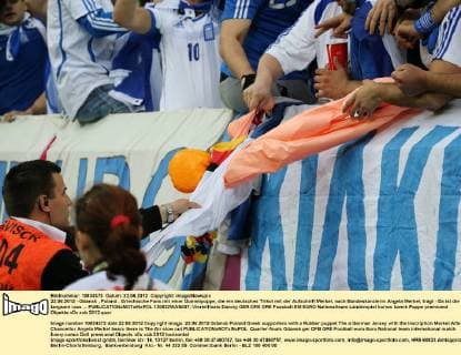 22.06.2012 - Gdansk , Poland . Griechische Fans mit einer Gummipuppe, die ein deutsches Trikot mit der Aufschrift Merkel, nach Bundeskanzlerin Angela Merkel, trägt - Da ist die Luft langsam raus ...  120622WAN007