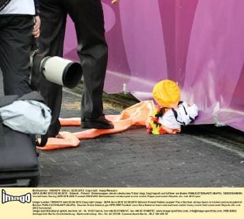 UEFA EURO 2012 22.06.2012 - Gdansk , Poland . Gummipuppe, die ein deutsches Trikot trägt, liegt kaputt und luftleer am Boden  120622WAN008