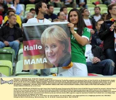 FUSSBALL EUROPAMEISTERSCHAFT 2012 VIERTELFINALE 22.06.2012 Deutscher Fussballfan präsentiert eine deutsche Fahne mit dem Konterfei von Bundeskanzlerin Angela Merkel und den Spruch HALLO MAMA 