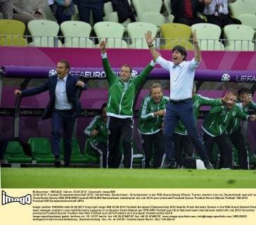 22.06.2012, Fussball Europameisterschaft 2012, Viertelfinale, Deutschland - Griechenland, in der PGE-Arena Danzig (Polen). Trainer Joachim Löw (re, Deutschland) regt sich auf.