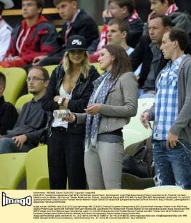 22.06.2012, Fussball Europameisterschaft 2012, Viertelfinale, Deutschland - Griechenland, in der PGE-Arena Danzig (Polen). Lena Gercke (li), Freundin von Sami Khedira und Lisa Müller, die Frau von Thomas Müller auf der Tribüne.