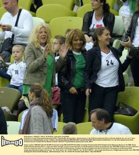 22.06.2012, Fussball Europameisterschaft 2012, Viertelfinale, Deutschland - Griechenland, in der PGE-Arena Danzig (Polen). Daniela, Ehefrau (3.v.re) von Trainer Joachim Löw (Deutschland) auf der Tribüne