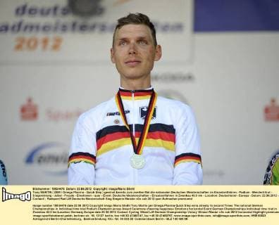 Tony MARTIN ( GER Omega Pharma - Quick Step ) gewinnt bereits zum zweiten Mal die nationalen Deutschen Meisterschaften im Einzelzeitfahren - Podium - Meistertrikot - Siegerehrung - Jubel - Freude - Emotionen - quer - Event: Deutsche Meisterschaften - Einzelzeitfahren in Zwenkau 43.0 km - Location: Deutschland - Europa - Datum: 22.06.2012 - Contact