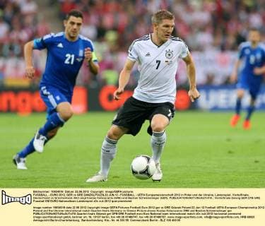 FUSSBALL - EURO 2012, GER vs GRE DANZIG,POLEN,22.JUN.12 - FUSSBALL - UEFA Europameisterschaft 2012 in Polen und der Ukraine, Länderspiel, Viertelfinale, Deutschland vs Griechenland. Bild zeigt Kostas Katsouranis (GRE) und Bastian Schweinsteiger (GER). 