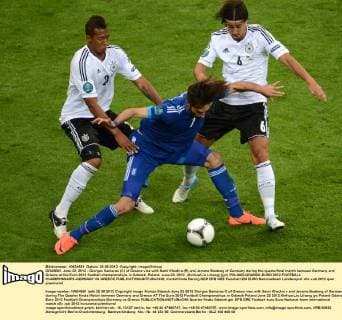 GDANSK, June 22, 2012 - Giorgos Samaras (C) of Greece vies with Sami Khedira (R) and Jerome Boateng of Germany during the quarterfinal match between Germany and Greece at the Euro 2012 football championships in Gdansk, Poland, June 22, 2012. (Xinhua Liu Lihang) (jyc) POLAND-GDANSK-EURO 2012 FOOTBALL CHAMPIONSHIPS-GERMANY VS GREECE 