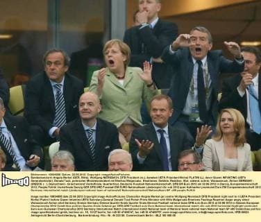 Bundeskanzlerin Angela Merkel (GER, Mitte), Wolfgang NIERSBACH, DFB Präsident (re.), daneben UEFA Präsident Michel PLATINI (L), davor Gianni INFANTINO (UEFA Generalsekretär), Donald Tusk, polnischer Ministerpräsident mit Ehefrau Malgorzata, Emotionen, Gefühle, Reaktion, Wut, wütend, schrei, Wutausbruch, Aktion GERMANY - GREECE ( : ), Deutschland - Griechenland Viertelfinale, Quarterfinal, Deutsche Fussball Nationalmannschaft, DFB EM Euro 2012 am 22.06.2012 in Danzig, Europameisterschaft 2012