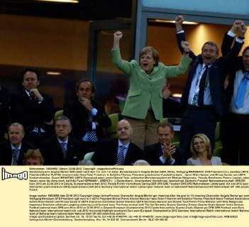 Bundeskanzlerin Angela Merkel GER jubelt nach dem Tor zum 1-0 Jubel, Bundeskanzlerin Angela Merkel (GER, Mitte), Wolfgang NIERSBACH, DFB Präsident (re.), daneben UEFA Präsident Michel PLATINI, Innenminister Hans Peter Friedrich, li. Sofoklis Pilavios, Präsident griechischer Fussballverband; davor Allan Hansen und Mircea Sandu vom UEFA Exekutivkomitee, Gianni INFANTINO (UEFA Generalsekretär), sowie Donald Tusk, polnischer Ministerpräsident mit Ehefrau Malgorzata, Freude, Emotionen, Feiern, Lachen, jubelt, freuen, reisst die Arme hoch, ballt die Faust GERMANY - GREECE ( : ), Deutschland - Griechenland Viertelfinale, Quarterfinal, Deutsche Fussball Nationalmannschaft, DFB EM Euro 2012 am 22.06.2012 in Danzig, Europameisterschaft 2012