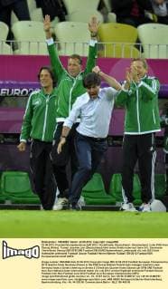 22.06.2012, Fussball Europameisterschaft 2012, Viertelfinale, Deutschland - Griechenland, in der PGE-Arena Danzig (Polen). Trainer Joachim Löw (Deutschland) führt einen Sirtaki-Jubel auf. Serie 3 3