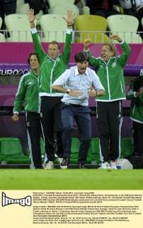 22.06.2012, Fussball Europameisterschaft 2012, Viertelfinale, Deutschland - Griechenland, in der PGE-Arena Danzig (Polen). Trainer Joachim Löw (Deutschland) führt einen Sirtaki-Jubel auf. Serie 1 3