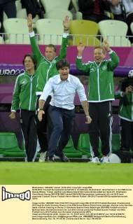 22.06.2012, Fussball Europameisterschaft 2012, Viertelfinale, Deutschland - Griechenland, in der PGE-Arena Danzig (Polen). Trainer Joachim Löw (Deutschland) führt einen Sirtaki-Jubel auf. Serie 2 3