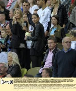 22.06.2012, Fussball Europameisterschaft 2012, Viertelfinale, Deutschland - Griechenland, in der PGE-Arena Danzig (Polen). li: Sarah Brandner (Freundin Schweinsteiger) mitte: Silvia Meichel, Freundin von Mario Gomez , re: Kathrin Gilch, Freundin von Torwart Manuel Neuer (Deutschland).