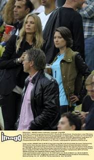 22.06.2012, Fussball Europameisterschaft 2012, Viertelfinale, Deutschland - Griechenland, in der PGE-Arena Danzig (Polen). li: Sarah Brandner (Freundin Schweinsteiger) re: Kathrin Gilch, Freundin von Torwart Manuel Neuer (Deutschland).