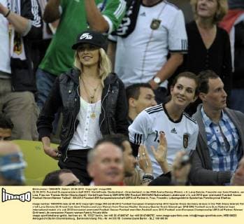22.06.2012, Fussball Europameisterschaft 2012, Viertelfinale, Deutschland - Griechenland, in der PGE-Arena Danzig (Polen). v.li: Lena Gercke, Freundin von Sami Khedira, und Lisa, Frau von Thomas Müller (Deutschland)