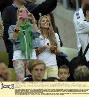 22.06.2012, Fussball Europameisterschaft 2012, Viertelfinale, Deutschland - Griechenland, in der PGE-Arena Danzig (Polen). Sandra Schönig, die Freundin von Andre Schürrle (re, Deutschland) mit dessen Schwester Sabrina
