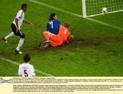 Giorgos Samaras (2nd R) of Greece celebrates after scoring during the quarterfinal match between Germany and Greece at the Euro 2012 football championships in Gdansk, Poland, June 22, 2012. (Xinhua Liu Lihang) (jyc) POLAND-GDANSK-EURO 2012 FOOTBALL CHAMPIONSHIPS-GERMANY VS GREECE 