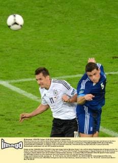 Miroslav Klose (L) vies with Kyriakos Papadopoulos of Greece during the quarterfinal match between Germany and Greece at the Euro 2012 football championships in Gdansk, Poland, June 22, 2012. (Xinhua Liu Lihang) (jyc) POLAND-GDANSK-EURO 2012 FOOTBALL CHAMPIONSHIPS-GERMANY VS GREECE 