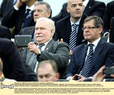 GDANSK GDANSK ARENA 22.06.2012 EURO 2012 QUARTERFINAL GERMANY - GREECE, LECH WALESA mit PALMTOP TABLET, daneben ADAM GIERSZ -  120622MIN024