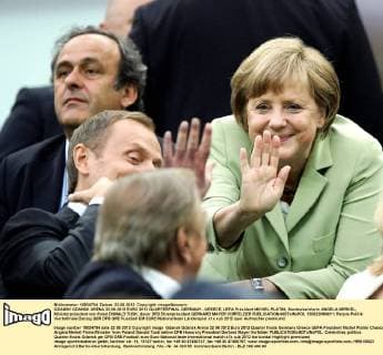 GDANSK GDANSK ARENA 22.06.2012 EURO 2012 QUARTERFINAL GERMANY - GREECE, UEFA Präsident MICHEL PLATINI, Bundeskanzlerin ANGELA MERKEL, Ministerpräsident von Polen DONALD TUSK, davor DFB Ehrenpräsident GERHARD MAYER VORFELDER  120622MIN011