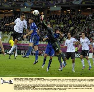22.06.2012, Fussball Europameisterschaft 2012, Viertelfinale, Deutschland - Griechenland, in der PGE-Arena Danzig (Polen). Kopfballtor von Miroslav Klose (li, Deutschland) zum 3:1, Kyriakos Papadopoulos (Griechenland) und Torwart Michalis Sifakis (re, Griechenland) sind machtlos.