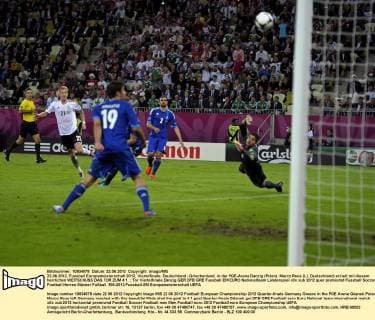 22.06.2012, Fussball Europameisterschaft 2012, Viertelfinale, Deutschland - Griechenland, in der PGE-Arena Danzig (Polen). Marco Reus (Li, Deutschland) erzielt mit diesem herrlichen WEITSCHUSS DAS TOR ZUM 4:1.