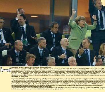 Bundeskanzlerin Angela Merkel GER jubelt nach dem Tor zum 2-1 Jubel, Bundeskanzlerin Angela Merkel (GER, Mitte), Wolfgang NIERSBACH, DFB Präsident (re.), daneben UEFA Präsident Michel PLATINI, Sofoklis PILAVIOS (Präsident des Griechischen Fußballverbands, EPO), davor Allan Hansen, Mircea Sandu (UEFA Exekutivkomitee), Gianni INFANTINO (UEFA Generalsekretär), polnischer Premier Donald Tusk, sowie ganz vorne v.li.: Christian Karembeu, Zbigniew Boniek, Bogdan Borusewicz, Lech Walesa und Adam Giersz; Freude, Emotionen, Feiern, Lachen, jubelt, freuen, reisst die Arme hoch, ballt die Faust GERMANY - GREECE ( : ), Deutschland - Griechenland Viertelfinale, Quarterfinal, Deutsche Fussball Nationalmannschaft, DFB EM Euro 2012 am 22.06.2012 in Danzig, Europameisterschaft 2012