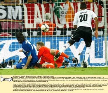 Georgios SAMARAS , GR 7 schiesst das Tor zum ,Aktion, Einzelbild, Torschuss 1-1 gegen Manuel NEUER Nr.1 DFB, Jerome BOATENG, 20 DFB GERMANY - GREECE ( : ), Deutschland - Griechenland Viertelfinale, Quarterfinal, Deutsche Fussball Nationalmannschaft, DFB EM Euro 2012 am 22.06.2012 in Danzig, Europameisterschaft 2012