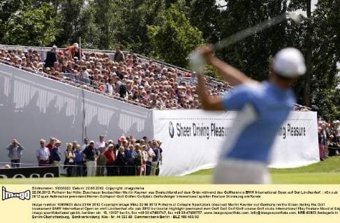 22.06.2012, Pulheim bei Köln: Zuschauer beobachten Martin Kaymer aus Deutschland auf dem Grün während des Golfturniers BMW International Open auf Gut Lärchenhof.