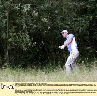 22.06.2012, Pulheim bei Köln: Martin Kaymer aus Deutschland aus einem Busch schlagend während des Golfturniers BMW International Open auf Gut Lärchenhof.