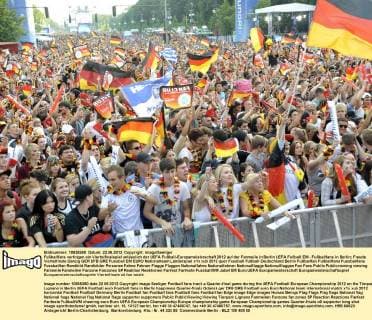 Fußballfans verfolgen ein Viertelfinalspiel anlässlich der UEFA Fußball-Europameisterschaft 2012 auf der Fanmeile in Berlin UEFA Fußball EM - Fußballfans in Berlin