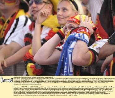 Fußballfans verfolgen ein Viertelfinalspiel anlässlich der UEFA Fußball-Europameisterschaft 2012 auf der Fanmeile in Berlin UEFA Fußball EM - Fußballfans in Berlin