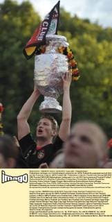 Fußballfans verfolgen ein Viertelfinalspiel anlässlich der UEFA Fußball-Europameisterschaft 2012 auf der Fanmeile in Berlin UEFA Fußball EM - Fußballfans in Berlin