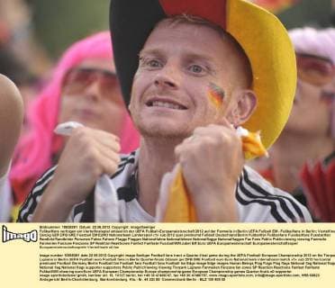 Fußballfans verfolgen ein Viertelfinalspiel anlässlich der UEFA Fußball-Europameisterschaft 2012 auf der Fanmeile in Berlin UEFA Fußball EM - Fußballfans in Berlin