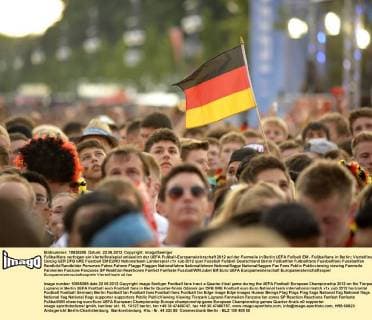 Fußballfans verfolgen ein Viertelfinalspiel anlässlich der UEFA Fußball-Europameisterschaft 2012 auf der Fanmeile in Berlin UEFA Fußball EM - Fußballfans in Berlin