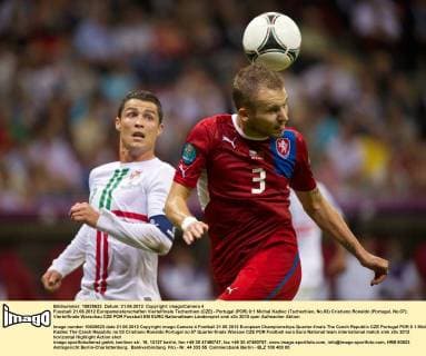 Fussball 21.06.2012 Europameisterschaften Viertelfinale Tschechien (CZE) - Portugal (POR) 0:1 Michal Kadlec (Tschechien, No.03) Cristiano Ronaldo (Portugal, No.07)