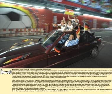 Deutsche Fußballfans feiern den Sieg ihrer Mannschaft im Viertelfinale nach dem Spiel Deutschland-Griechenland anlässlich der UEFA Fußball-Europameisterschaft 2012 auf dem Kurfürstendamm in Berlin UEFA Fußball EM - Fußballfans in Berlin