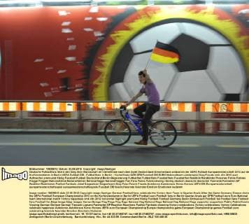 Deutsche Fußballfans feiern den Sieg ihrer Mannschaft im Viertelfinale nach dem Spiel Deutschland-Griechenland anlässlich der UEFA Fußball-Europameisterschaft 2012 auf dem Kurfürstendamm in Berlin UEFA Fußball EM - Fußballfans in Berlin