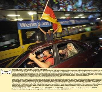 Deutsche Fußballfans feiern den Sieg ihrer Mannschaft im Viertelfinale nach dem Spiel Deutschland-Griechenland anlässlich der UEFA Fußball-Europameisterschaft 2012 auf dem Kurfürstendamm in Berlin UEFA Fußball EM - Fußballfans in Berlin