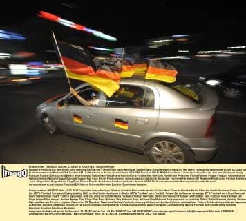 Deutsche Fußballfans feiern den Sieg ihrer Mannschaft im Viertelfinale nach dem Spiel Deutschland-Griechenland anlässlich der UEFA Fußball-Europameisterschaft 2012 auf dem Kurfürstendamm in Berlin UEFA Fußball EM - Fußballfans in Berlin