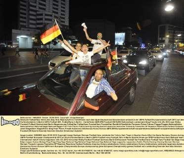 Deutsche Fußballfans feiern den Sieg ihrer Mannschaft im Viertelfinale nach dem Spiel Deutschland-Griechenland anlässlich der UEFA Fußball-Europameisterschaft 2012 auf dem Kurfürstendamm in Berlin UEFA Fußball EM - Fußballfans in Berlin