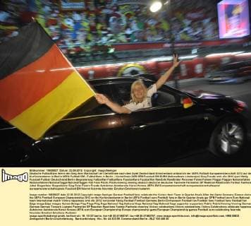 Deutsche Fußballfans feiern den Sieg ihrer Mannschaft im Viertelfinale nach dem Spiel Deutschland-Griechenland anlässlich der UEFA Fußball-Europameisterschaft 2012 auf dem Kurfürstendamm in Berlin UEFA Fußball EM - Fußballfans in Berlin