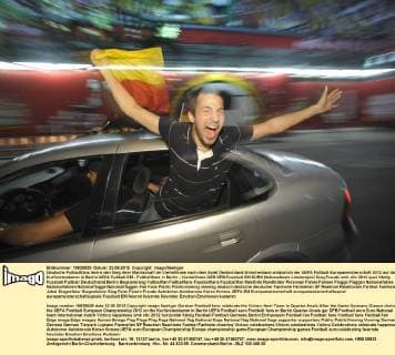 Deutsche Fußballfans feiern den Sieg ihrer Mannschaft im Viertelfinale nach dem Spiel Deutschland-Griechenland anlässlich der UEFA Fußball-Europameisterschaft 2012 auf dem Kurfürstendamm in Berlin UEFA Fußball EM - Fußballfans in Berlin