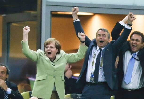 Bundeskanzlerin Angela Merkel GER Jubel beim 1-0, daneben DFB Präsident Wolfgang NIERSBACH und Bundesinnenminister Hans Peter Friedrich auf der Ehrentribüne , GERMANY - GREECE ( : ), Deutschland - Griechenland Viertelfinale, Quarterfinal, Deutsche Fussball Nationalmannschaft, DFB EM Euro 2012 am 22.06.2012 in Danzig, Europameisterschaft 2012