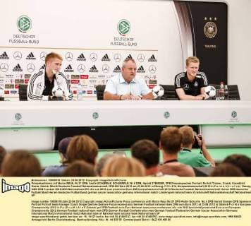 Pressekonferenz mit Marco REUS, Nr.21 DFB, Andre SCHÜRRLE, SCHUERRLE, Nr.9 DFB, Harald STENGER, DFB Pressesprecher Portrait, Porträt Trainer, Coach, Einzelbild, Geste, Gestik, Mimik Deutsche Fussball Nationalmannschaft, DFB EM Euro 2012 am 23.06.2012 in Danzig, P O L E N, Europameisterschaft 2012 in P o l e n, U k r a i n e