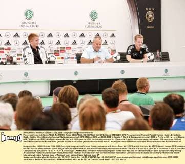 Pressekonferenz mit Marco REUS, Nr.21 DFB, Andre SCHÜRRLE, SCHUERRLE, Nr.9 DFB, Harald STENGER, DFB Pressesprecher Portrait, Porträt Trainer, Coach, Einzelbild, Geste, Gestik, Mimik Deutsche Fussball Nationalmannschaft, DFB EM Euro 2012 am 23.06.2012 in Danzig, P O L E N, Europameisterschaft 2012 in P o l e n, U k r a i n e