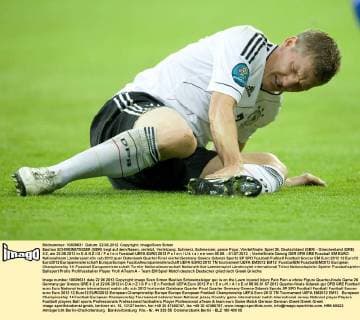 Bastian SCHWEINSTEIGER (GER) liegt auf dem Rasen, verletzt, Verletzung, Schmerz, Schmerzen, ganze Figur, Viertelfinale, Spiel 26, Deutschland (GER) - Griechenland (GRE) 4:2, am 22.06.2012 in D A N Z I G P o l e n Fussball UEFA EURO 2012 P o l e n U k r a i n e vom 08.06. - 01.07.2012.