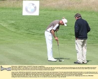 Marcel Siem (GER) an Loch Green 17 er hat scheinbar den Ball berührt aber der Ball ist nicht gerollt....Anforderung und Diskussion mit dem Schiedsrichter BMW International Open 2012, Germany, Köln 23.06.2012, Golf Club Gut Lärchenhof, Puhlheim Köln Samstag