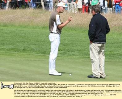 Marcel Siem (GER) an Loch Green 17 er hat scheinbar den Ball berührt aber der Ball ist nicht gerollt....Anforderung und Diskussion mit dem Schiedsrichter BMW International Open 2012, Germany, Köln 23.06.2012, Golf Club Gut Lärchenhof, Puhlheim Köln Samstag